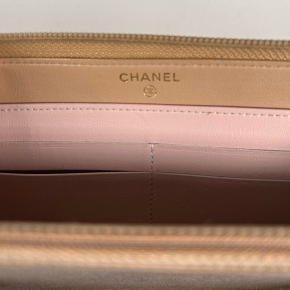 Authentic gold Chanel matelasse zippy wallet - Picture 8 of 9